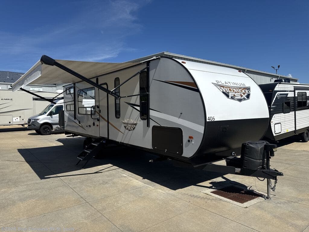 2020 Forest River Wildwood Platinum 270RTKX - Used Travel Trailer For Sale by Blue Compass RV St. Louis in Eureka, Missouri