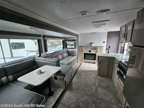 &lt;p&gt;#1 selling Evo Floor plan! Great Family Trailer, 26&#39; yet has everything from outside kitchen, two entry doors, roof monted solar panel, KING BED, party booth, super slide, bigger refer and so much more! including PNW package , enclosed &amp;amp; heated tanks and underbelly etc etc&amp;nbsp;&lt;/p&gt;