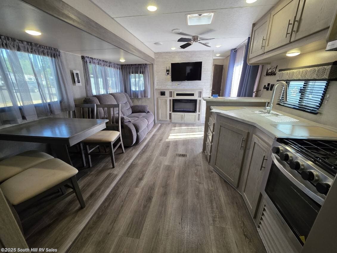 2023 Coachmen Catalina Destination 40BHTS