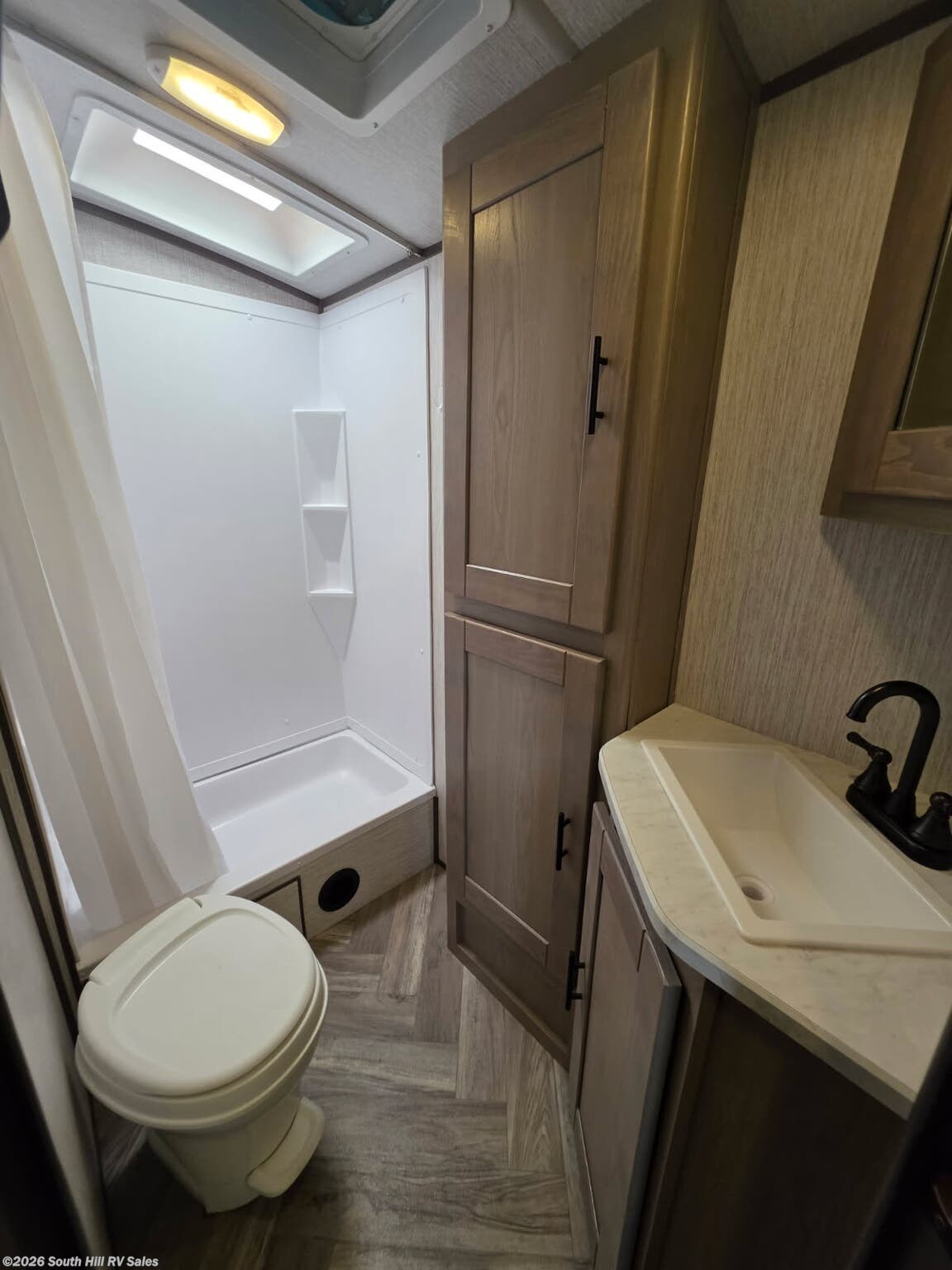 2021 Thor - Used Travel Trailer For Sale by South Hill RV Sales in Yelm, Washington features Refrigerator, Air Conditioning, Surround Sound System, Auxiliary Battery, Leveling Jacks
