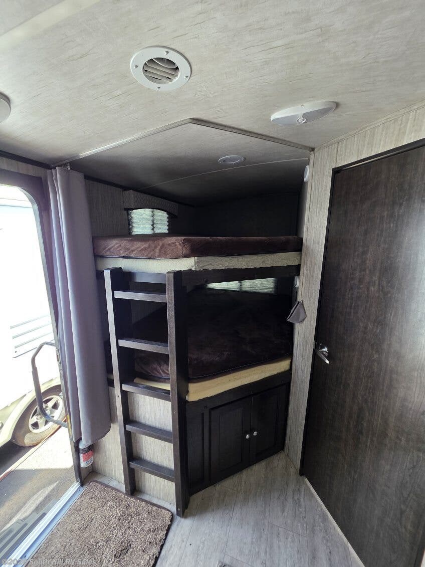 2018 Cruiser RV Shadow Cruiser 277BHS - Used Travel Trailer For Sale by South Hill RV Sales in Yelm, Washington features Awning, Power Awning, Water Heater, Queen Bed, Black Tank Flush