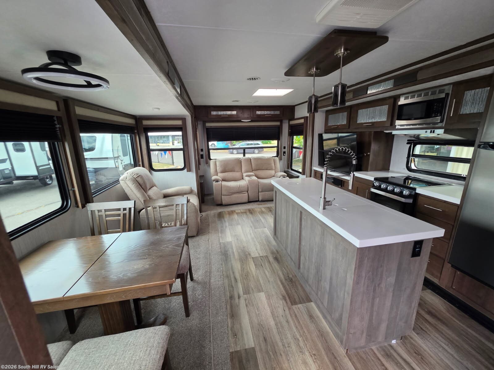 2021 Forest River Wildcat 323TSX - Used Travel Trailer For Sale by South Hill RV Sales in Yelm, Washington features Auxiliary Battery, Slideout, Converter, Dinette, Water Heater
