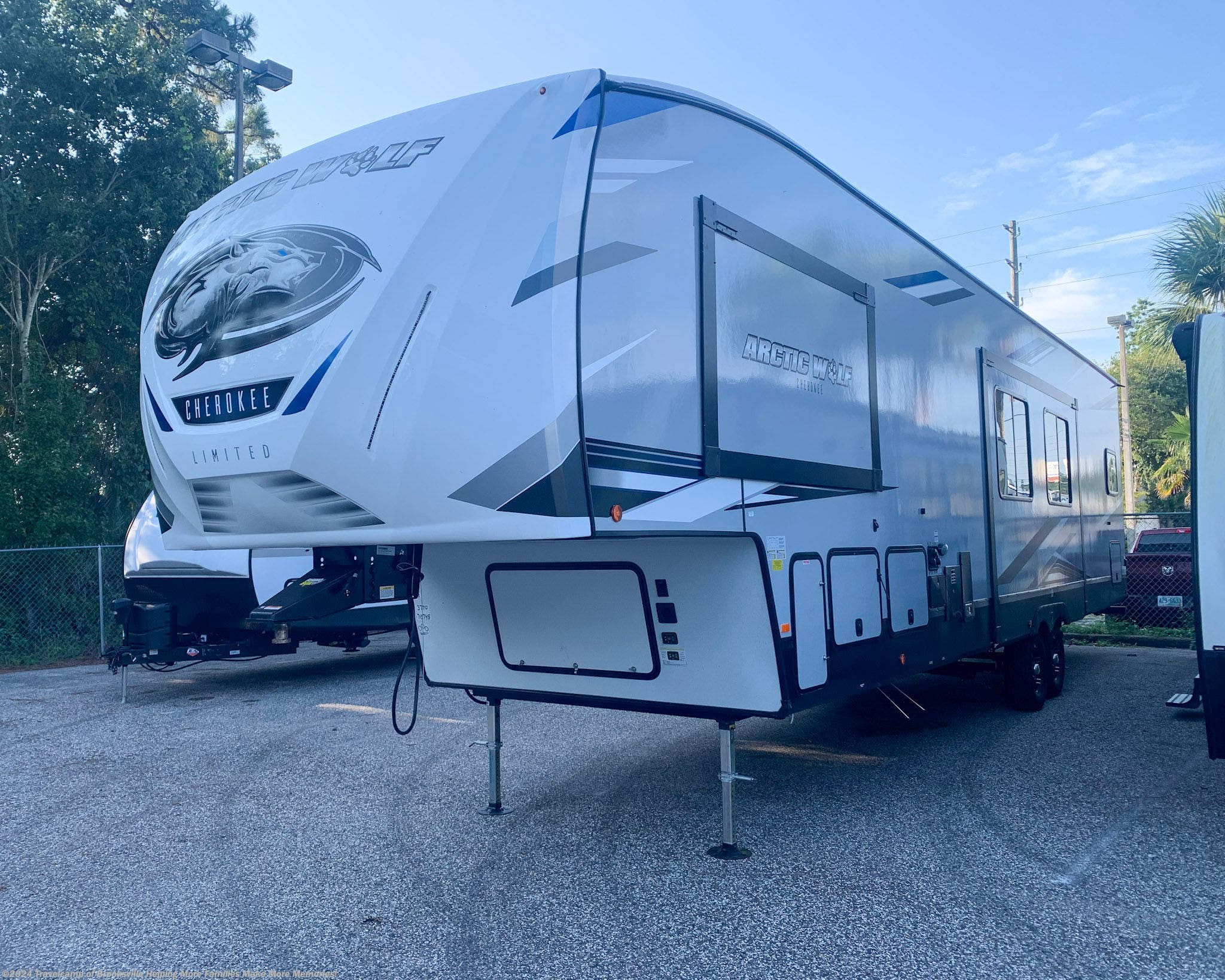 2022 Cherokee ARCTIC WOLF 3770 RV for Sale in Brooksville, FL 34613