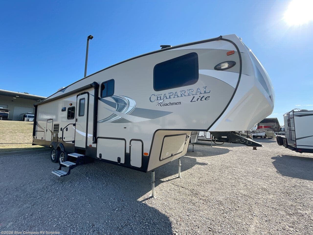 2019 Chaparral Lite 295BH by Coachmen from Blue Compass RV Surprise in Surprise, Arizona