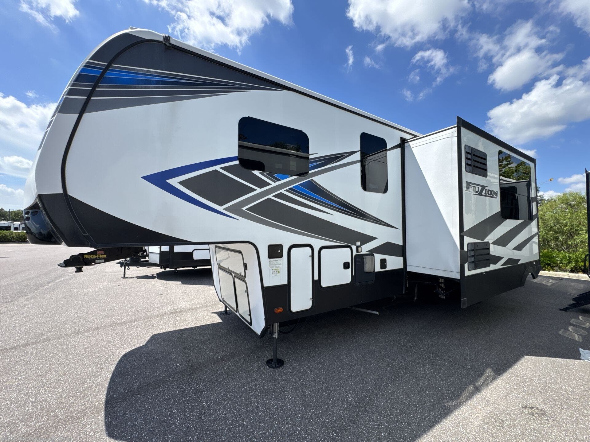 2020 Keystone Fuzion 369 - Used Fifth Wheel For Sale by Blue Compass RV Tampa in Dover, Florida features Slideout