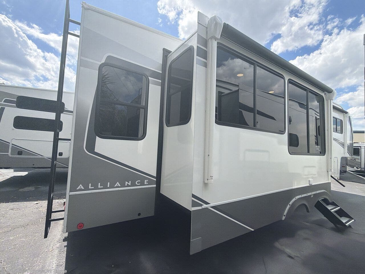 2026 Avenue 32RLS by Alliance RV from Blue Compass RV Tampa in Dover, Florida