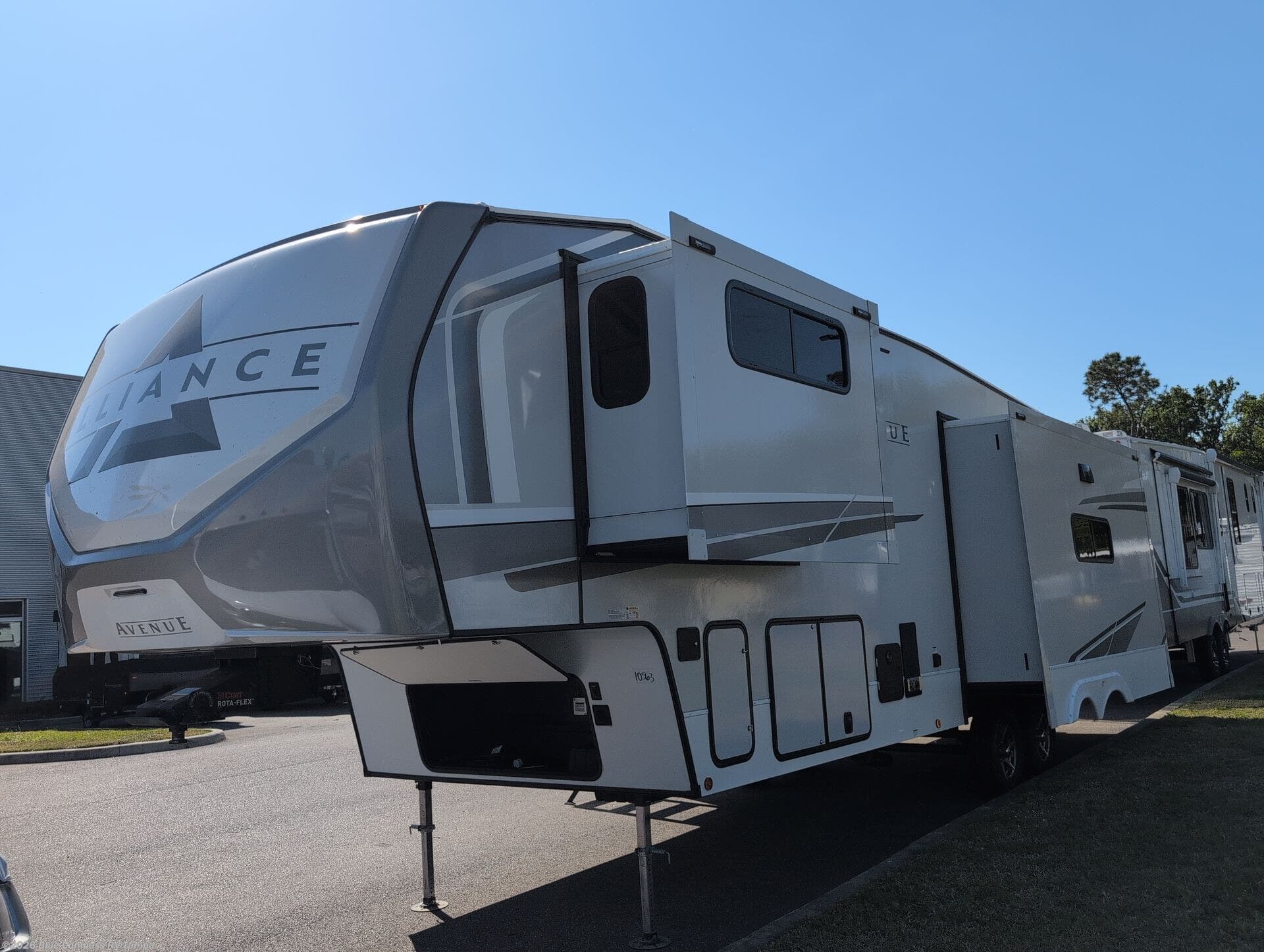 Used 2025 Alliance RV Avenue 32RLS available in Dover, Florida