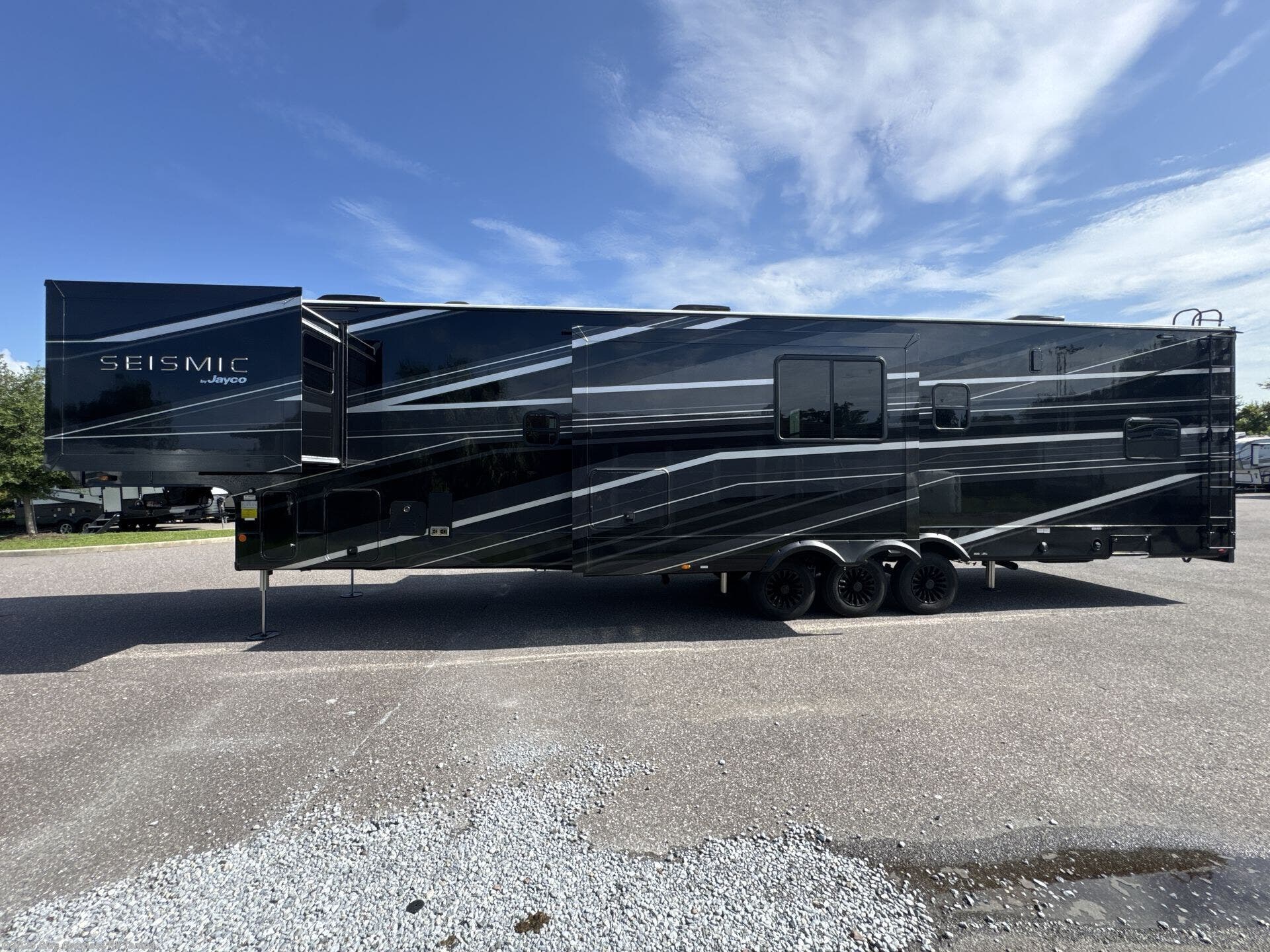 2027 Seismic 395 by Jayco from Blue Compass RV Tampa in Dover, Florida