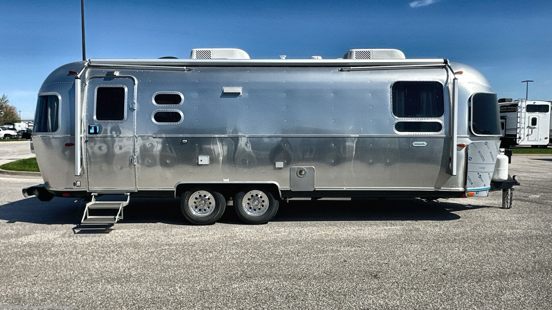 2025 Globetrotter 27FB by Airstream from Blue Compass RV Des Moines in Altoona, Iowa