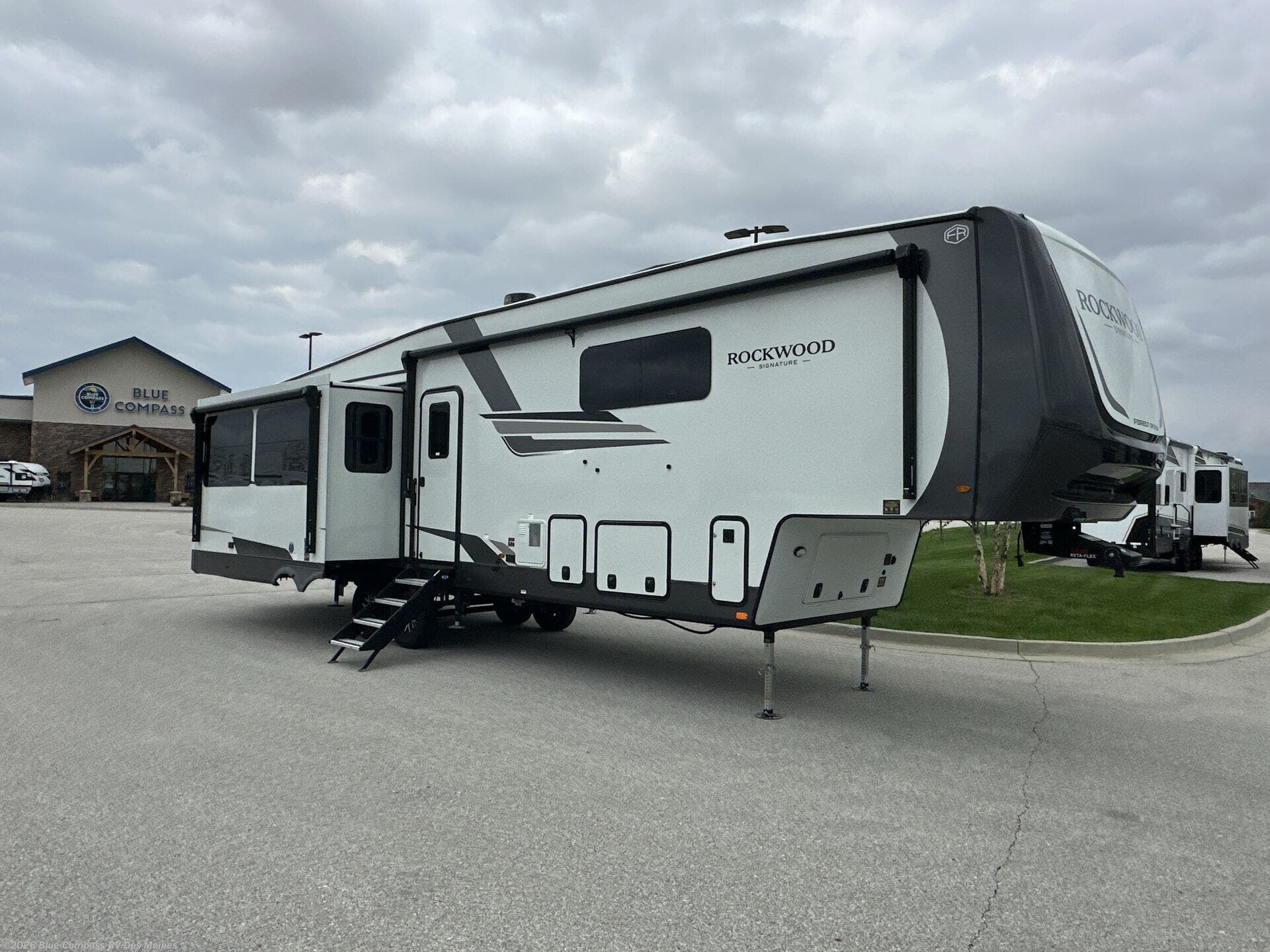 2026 Rockwood Signature 401SFB by Forest River from Blue Compass RV Des Moines in Altoona, Iowa