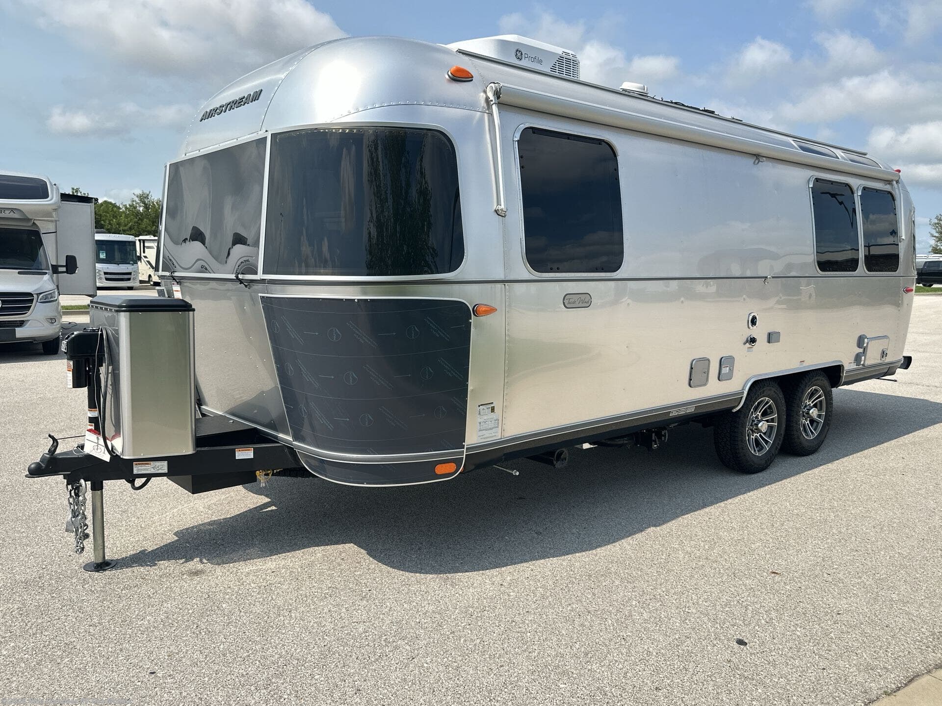 New 2027 Airstream Trade Wind 25FB available in Altoona, Iowa