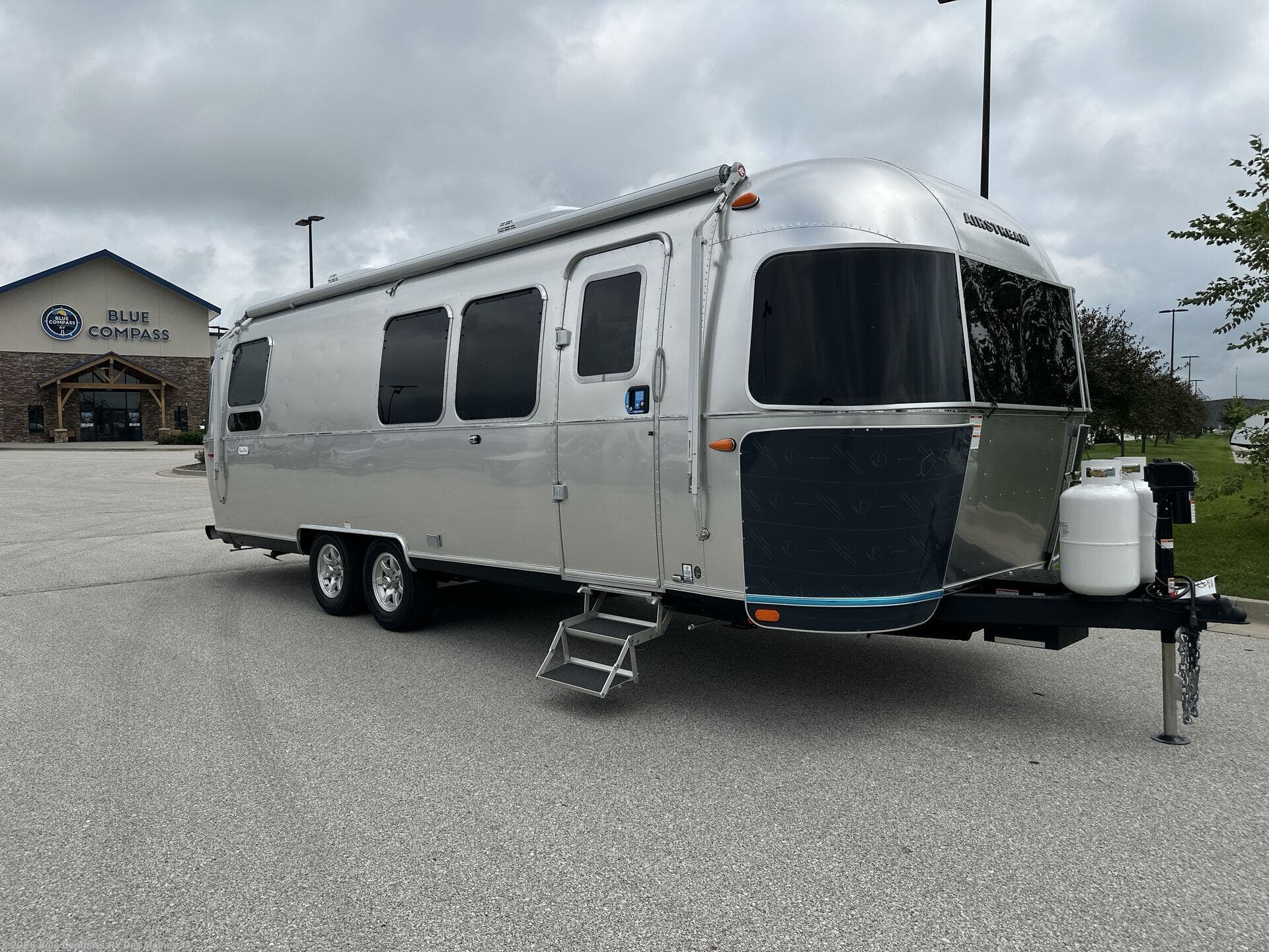 2027 Flying Cloud 28RB by Airstream from Blue Compass RV Des Moines in Altoona, Iowa