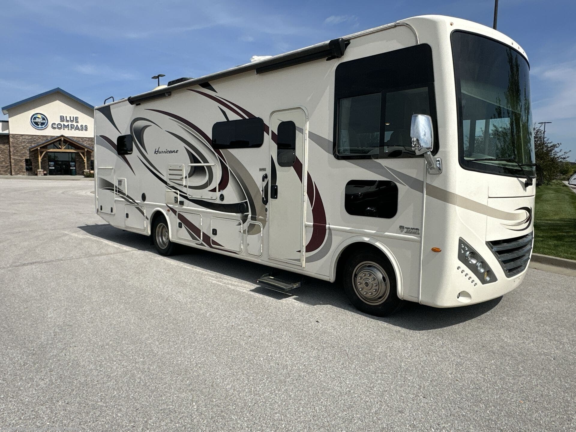 2018 Hurricane 31S by Thor Motor Coach from Blue Compass RV Des Moines in Altoona, Iowa
