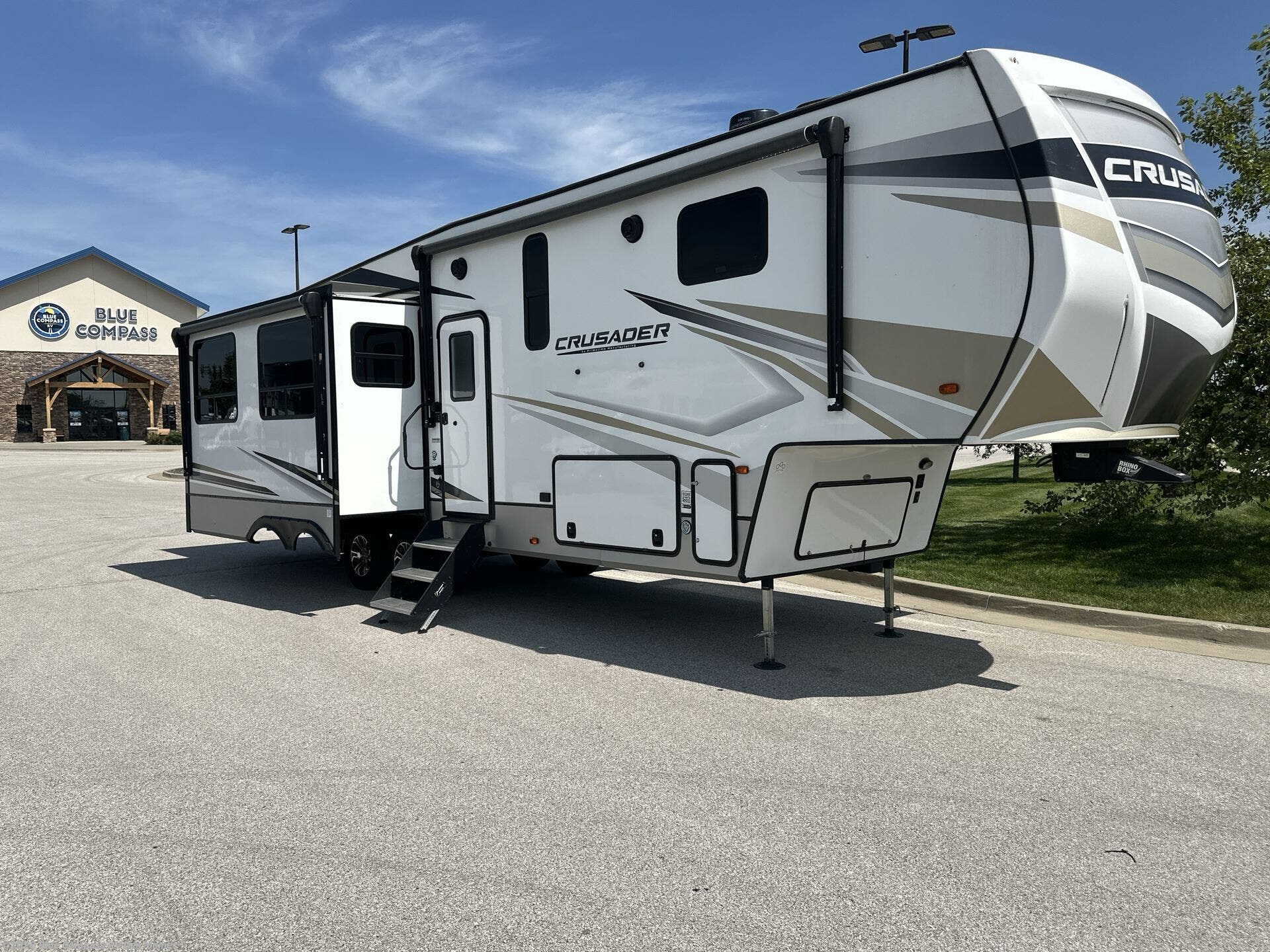 2023 Crusader 335RLP by Prime Time from Blue Compass RV Des Moines in Altoona, Iowa