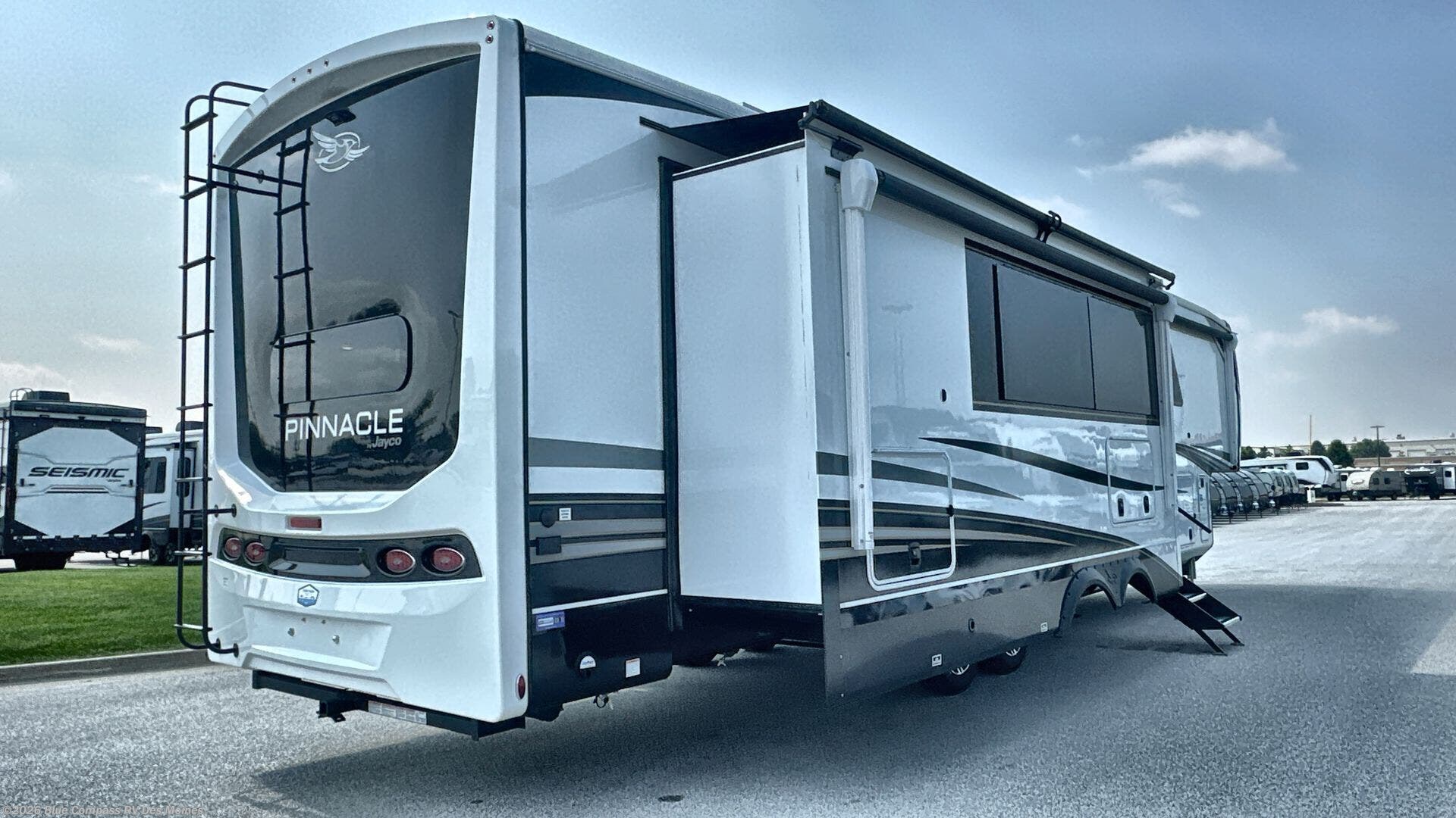 2025 Pinnacle 38FBRK by Jayco from Blue Compass RV Des Moines in Altoona, Iowa