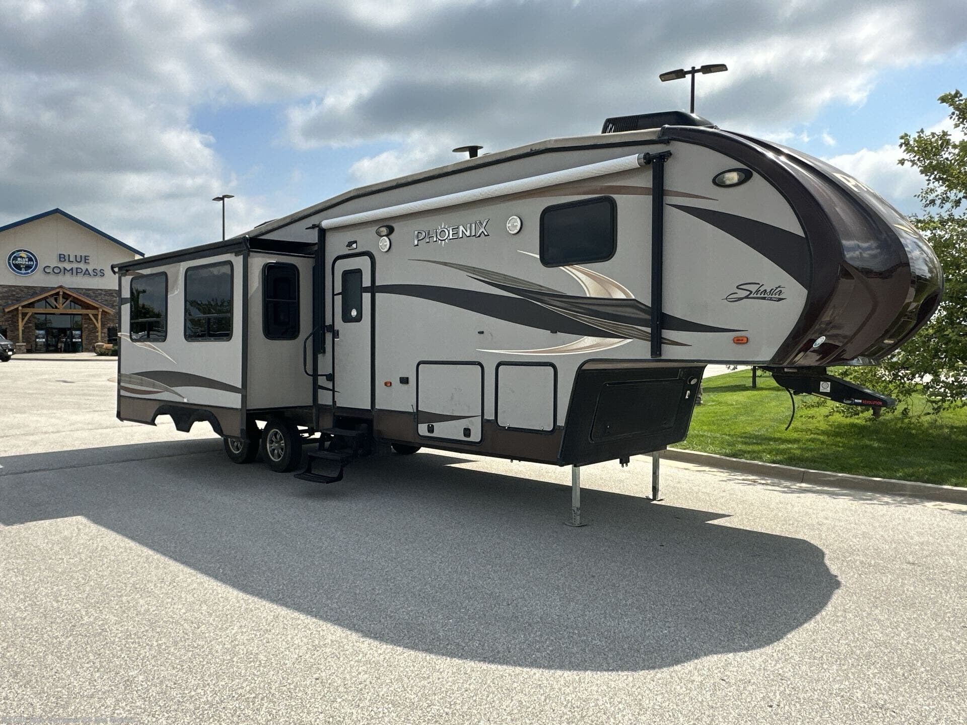 2014 Shasta Phoenix 33CK - Used Fifth Wheel For Sale by Blue Compass RV Des Moines in Altoona, Iowa features Slideout
