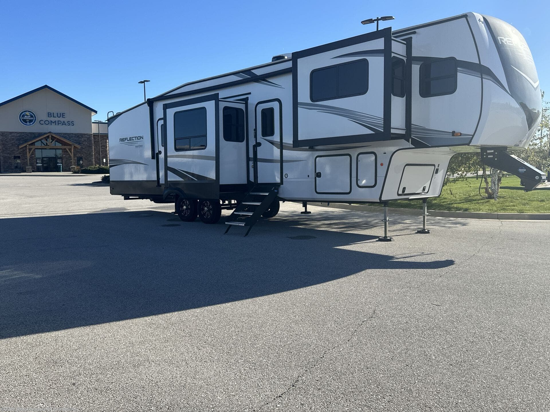2025 Reflection 360FLS by Grand Design from Blue Compass RV Des Moines in Altoona, Iowa