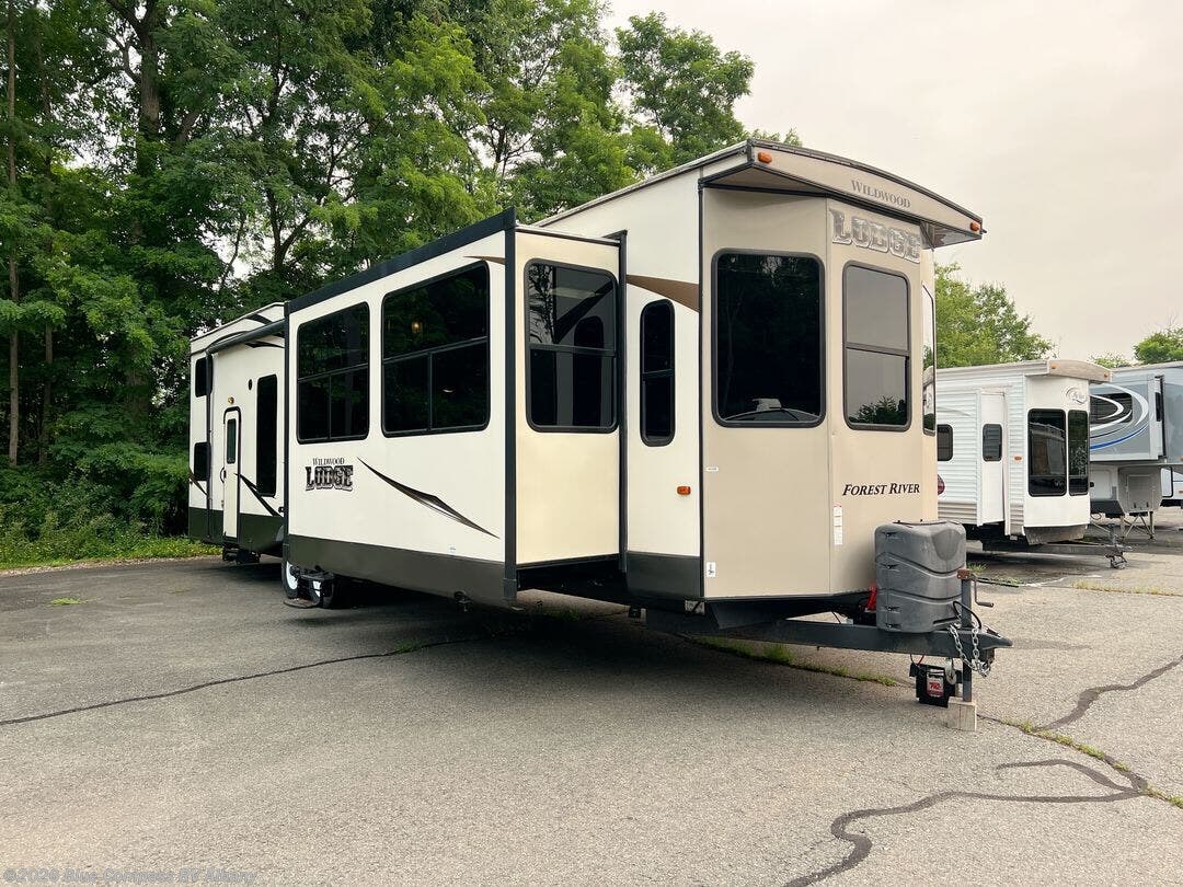 2016 Wildwood Lodge 4092BFL by Forest River from Blue Compass RV Albany in Latham, New York