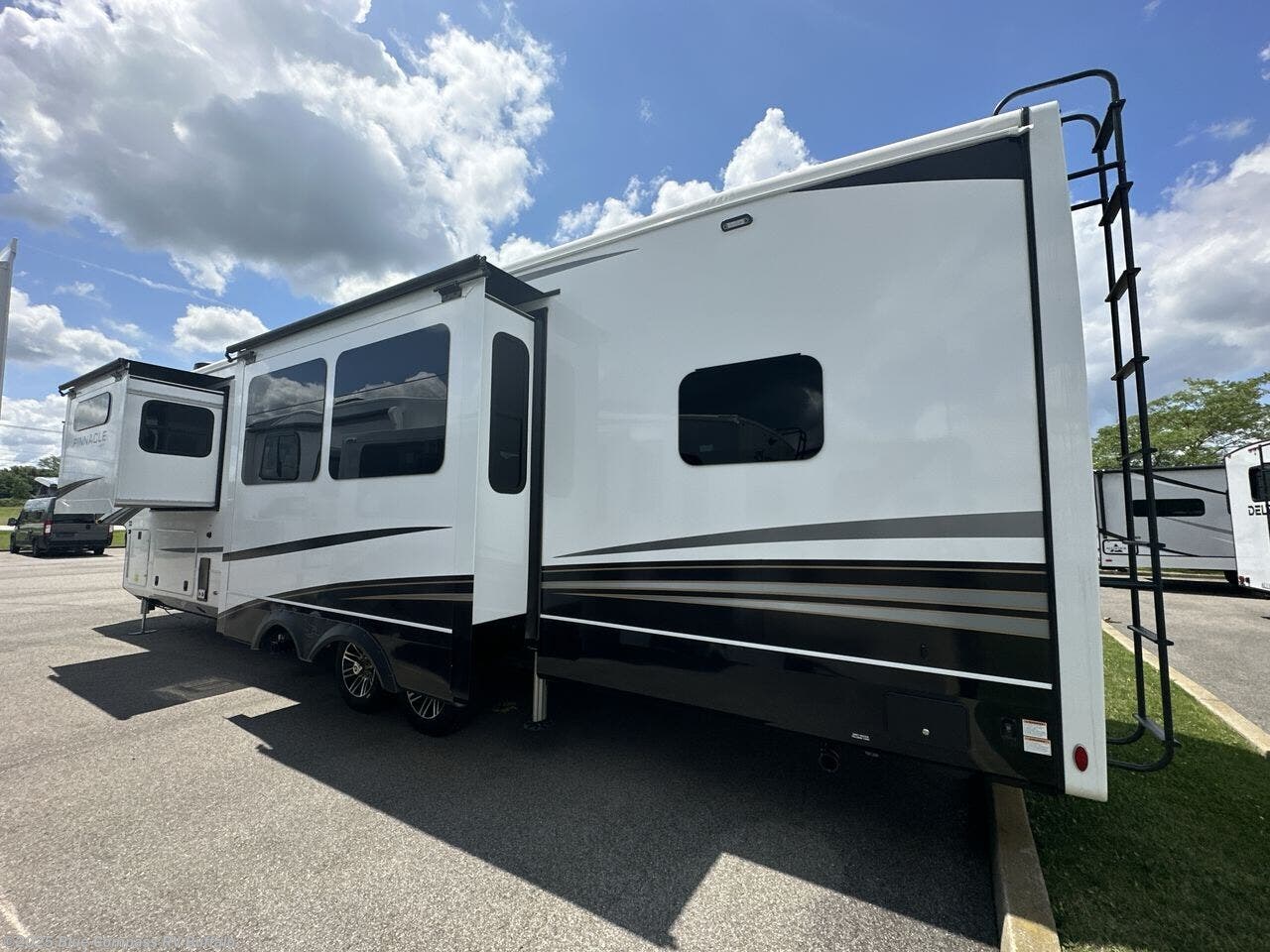 2025 Jayco Pinnacle 38FBRK RV for Sale in West Seneca, NY 14224