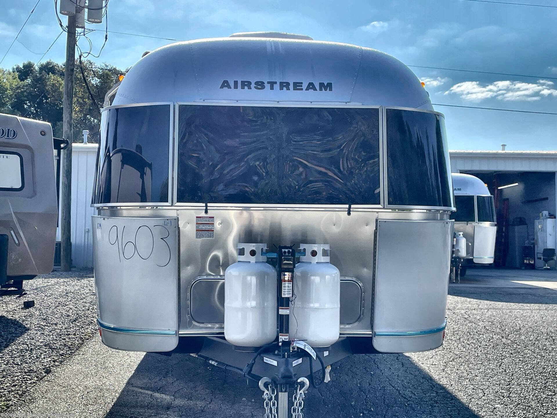 2027 Flying Cloud 27FB Twin by Airstream from Blue Compass RV Gainesville in Alachua, Florida