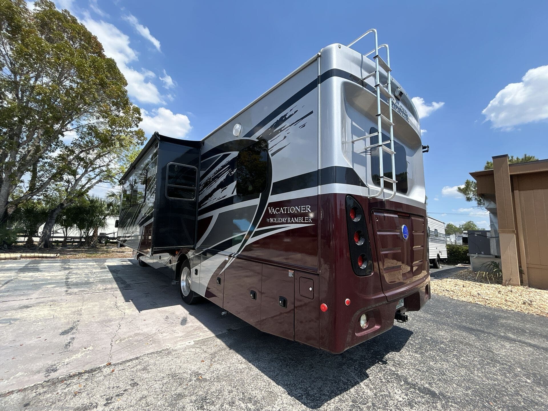 2023 Vacationer 33C by Holiday Rambler from Blue Compass RV Fort Myers in Fort Myers, Florida