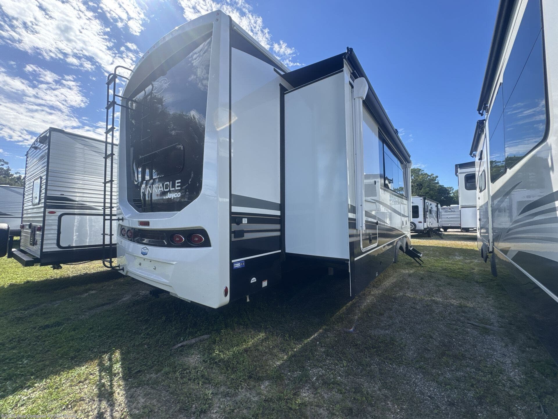 2025 Pinnacle 38FBRK by Jayco from Blue Compass RV Fort Myers in Fort Myers, Florida