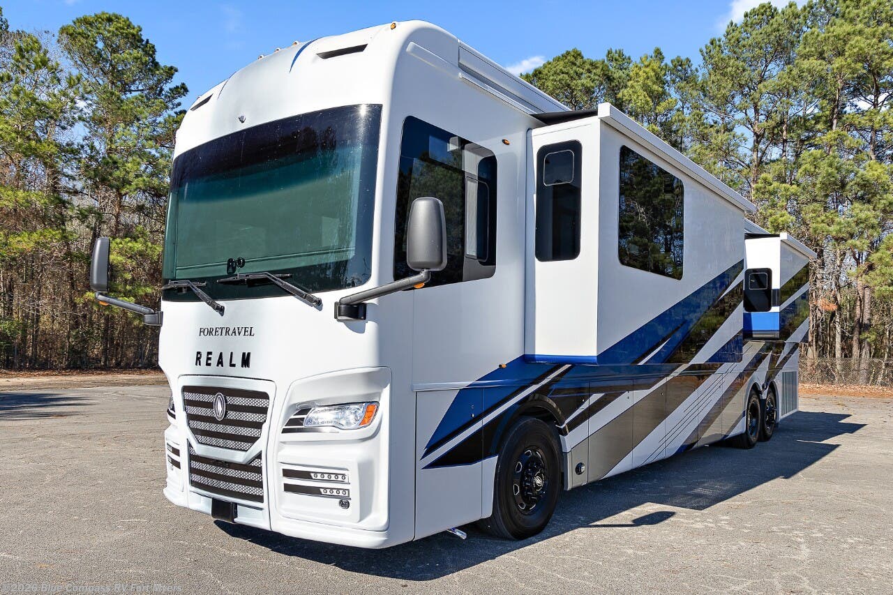New 2027 Foretravel Realm FS605 LVB available in Fort Myers, Florida