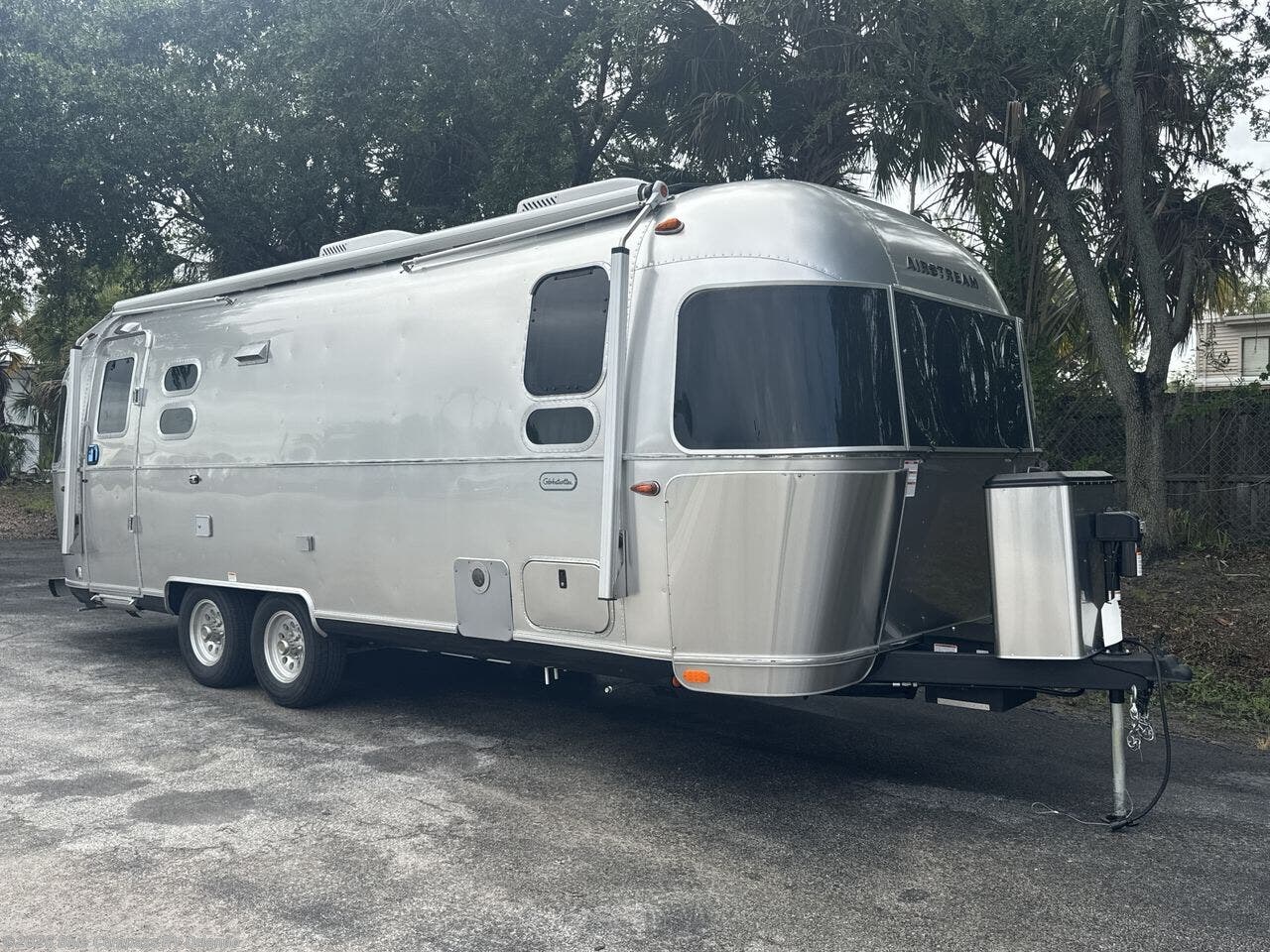2025 Globetrotter 25FB Twin by Airstream from Blue Compass RV Orlando in Casselberry, Florida