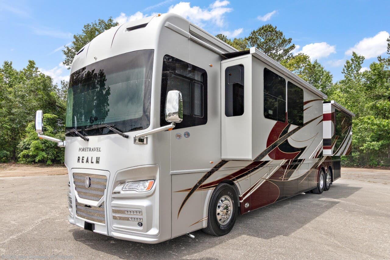 New 2027 Foretravel Realm FS605 LV2 available in Casselberry, Florida