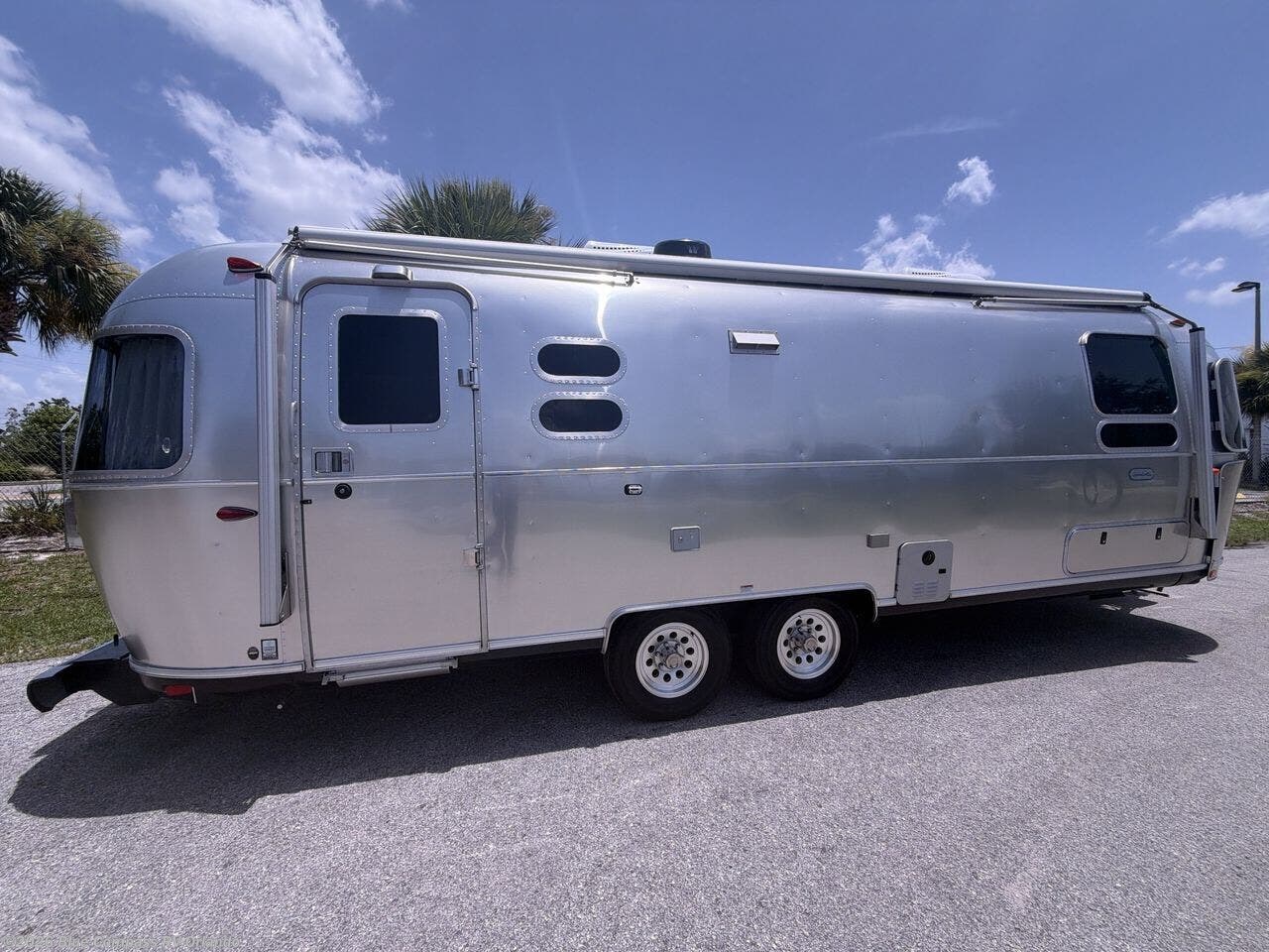 2022 Globetrotter 27FB Twin by Airstream from Blue Compass RV Orlando in Casselberry, Florida