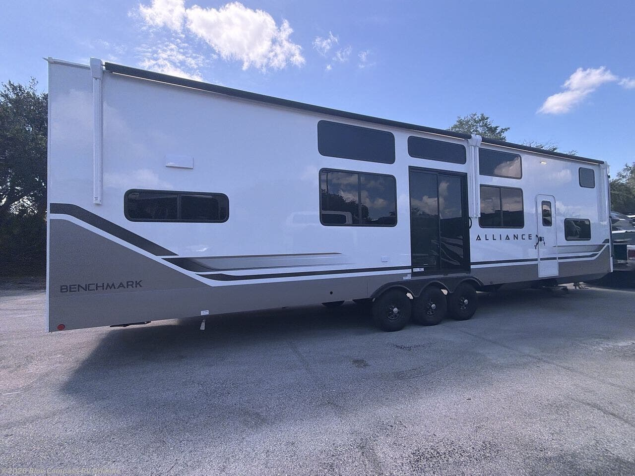2027 Benchmark 44RKL by Alliance RV from Blue Compass RV Orlando in Casselberry, Florida