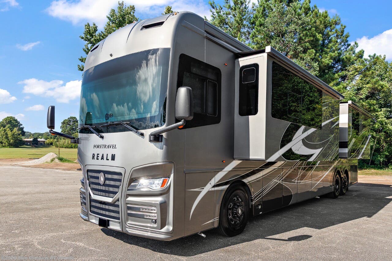 New 2027 Foretravel Realm Limited FL605 LV2 available in Casselberry, Florida
