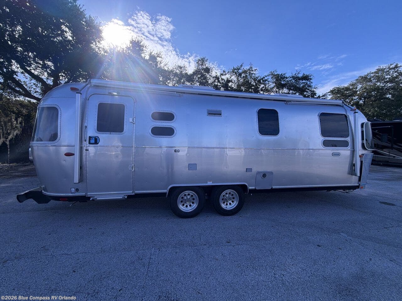 2027 Globetrotter 27FB by Airstream from Blue Compass RV Orlando in Casselberry, Florida