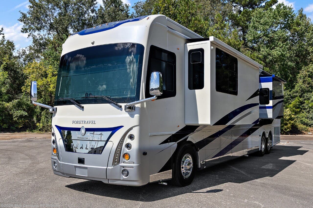 New 2027 Foretravel Realm FS605 LVB available in Casselberry, Florida
