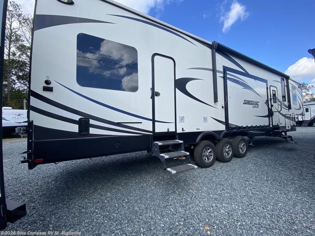 2016 Seismic 400W by Jayco from Blue Compass RV St. Augustine in St. Augustine, Florida