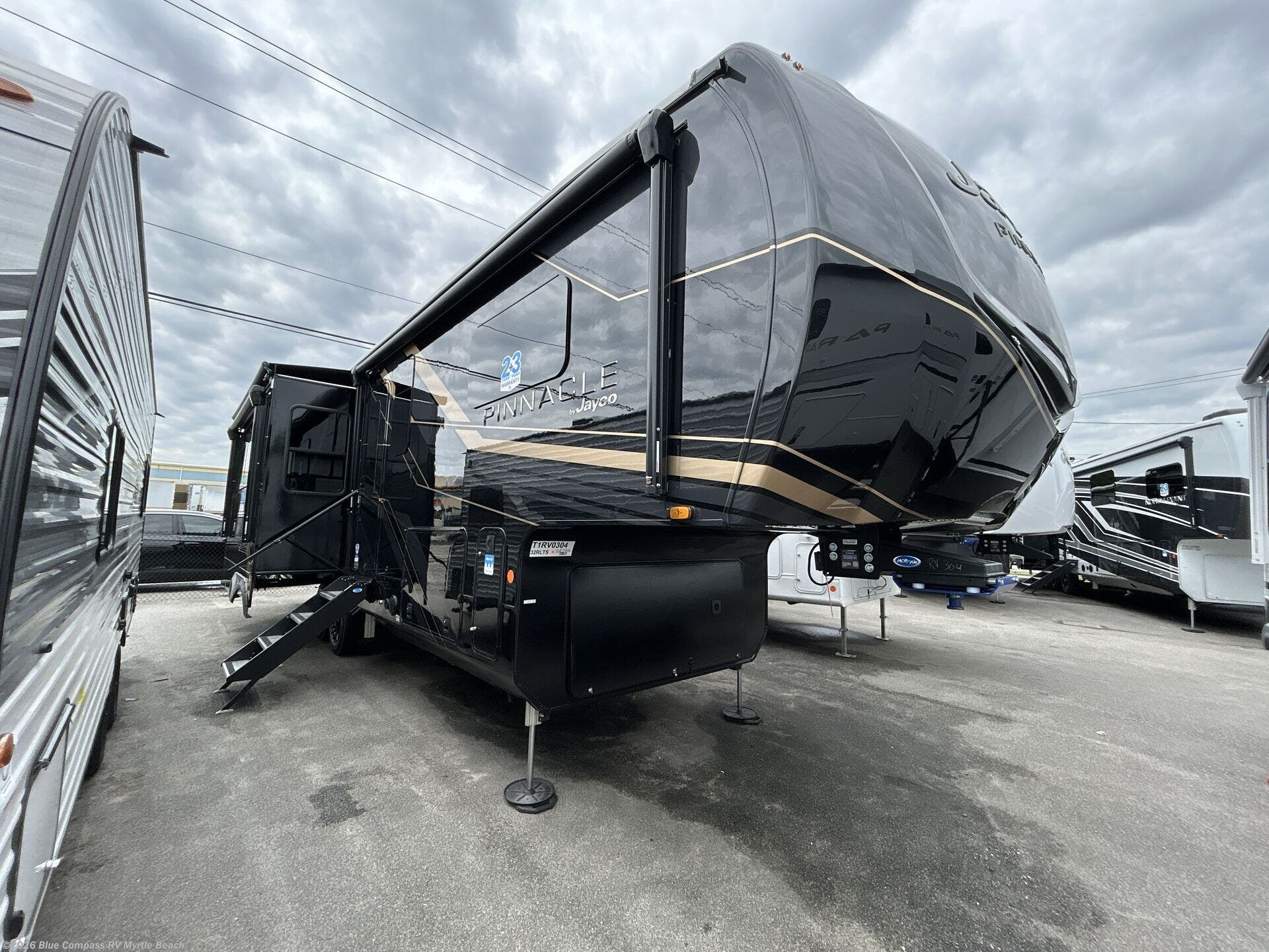 2026 Jayco Pinnacle 32RLTS - New Fifth Wheel For Sale by Blue Compass RV Myrtle Beach in Myrtle Beach, South Carolina features Slideout