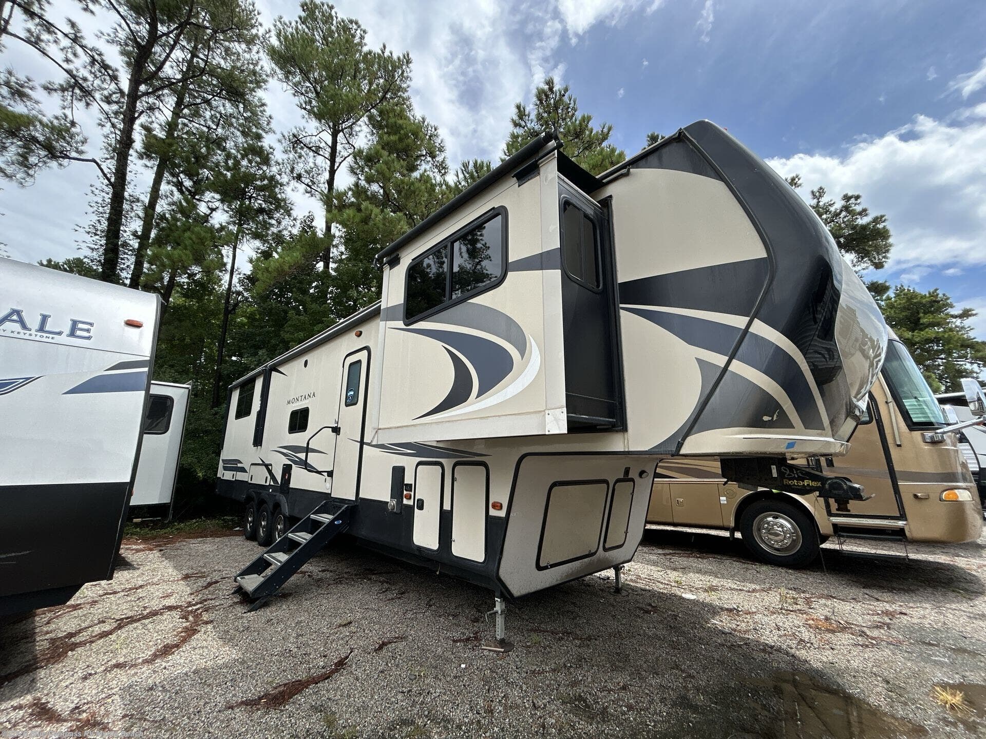 2019 Montana High Country 381TH by Keystone from Blue Compass RV Myrtle Beach in Myrtle Beach, South Carolina