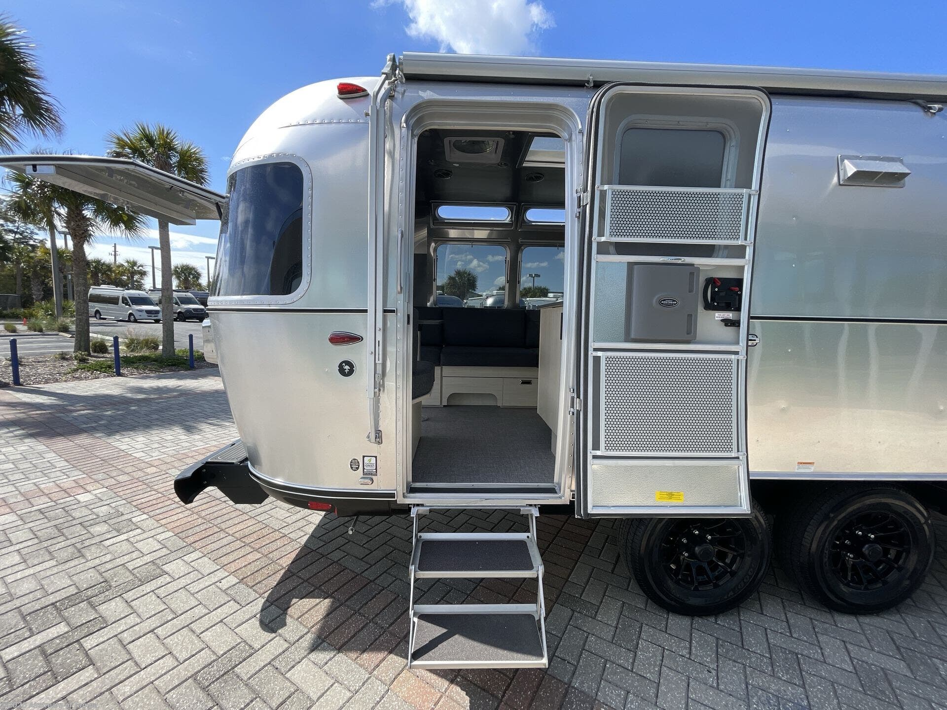2025 Flying Cloud 25 FBQ by Airstream from Airstream of Tampa in Dover, Florida