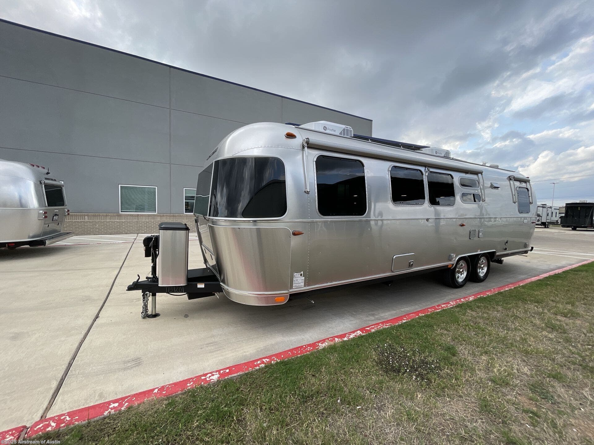 New 2026 Airstream Flying Cloud 30FB Bunk available in Buda, Texas
