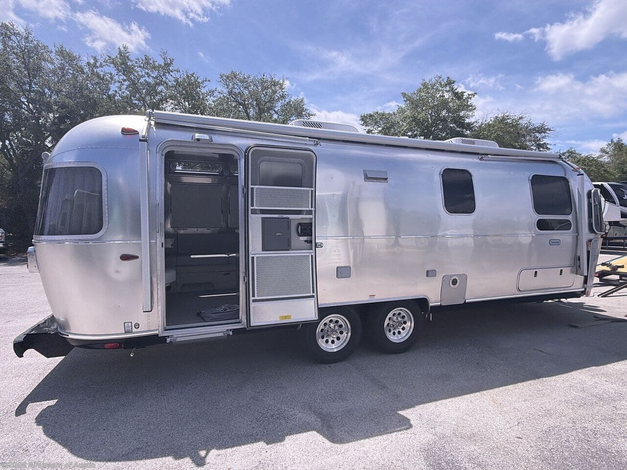 2026 Globetrotter 27FB Twin by Airstream from Airstream of Austin in Buda, Texas