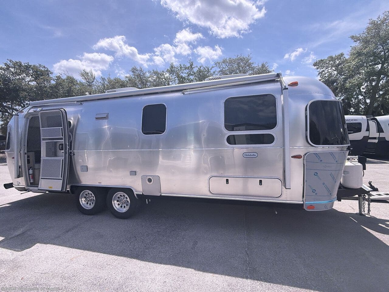 New 2026 Airstream Globetrotter 27FB Twin available in Buda, Texas