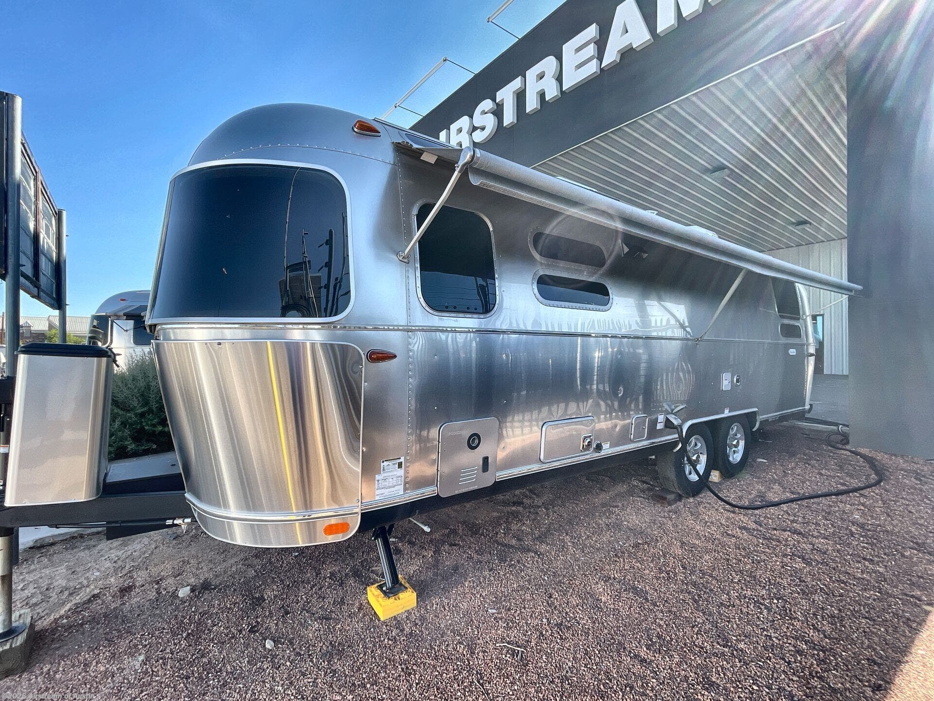 New 2026 Airstream Flying Cloud 28RB available in Buda, Texas