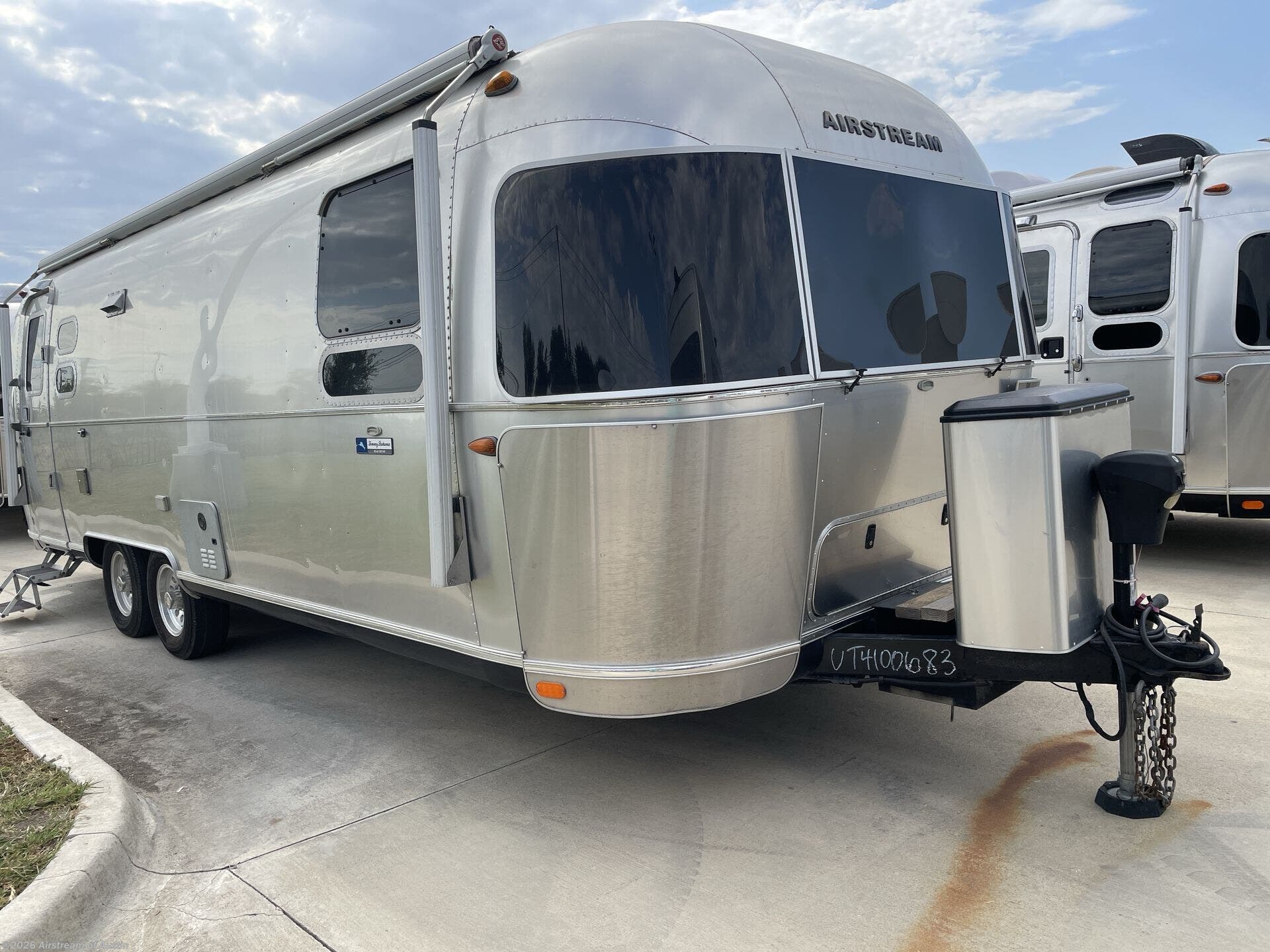 2017 Tommy Bahama 27FB by Airstream from Airstream of Austin in Buda, Texas