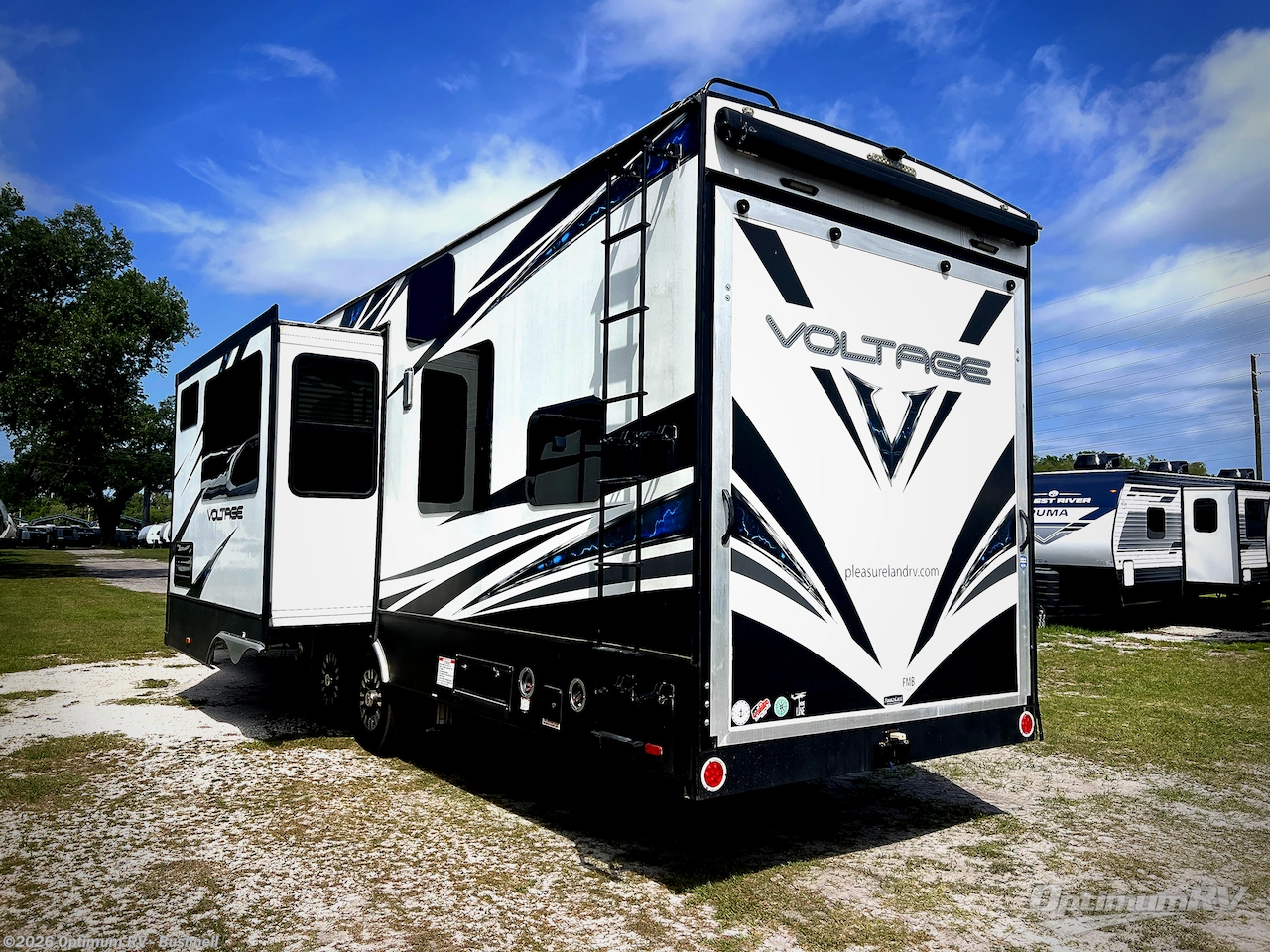 2018 Dutchmen Voltage V3705 - Used Fifth Wheel For Sale by Optimum RV - Bushnell in Bushnell, Florida features Awning, Slideout