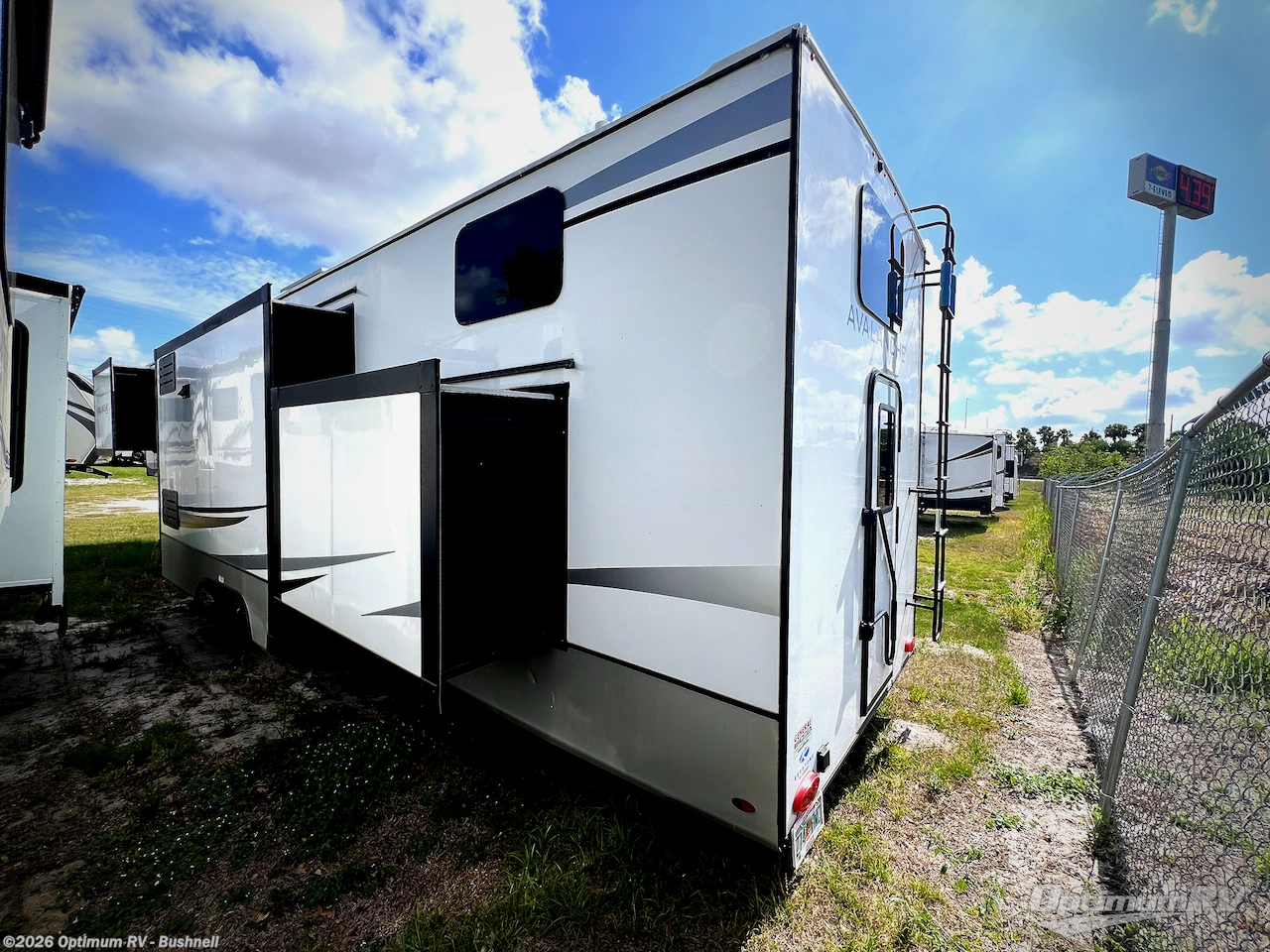 2023 Keystone Avalanche 295RK - Used Fifth Wheel For Sale by Optimum RV - Bushnell in Bushnell, Florida features Slideout