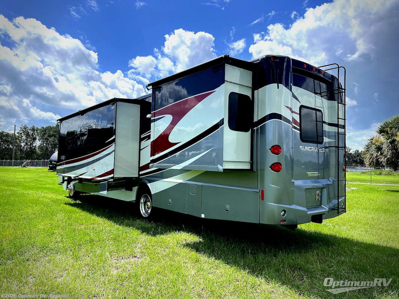 2015 Itasca Suncruiser 38Q - Used Class A For Sale by Optimum RV - Bushnell in Bushnell, Florida features Slideout