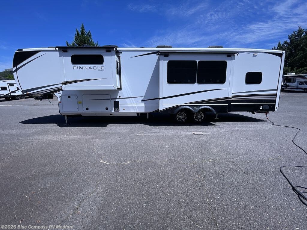 New 2025 Jayco Pinnacle 38FBRK available in Medford, Oregon