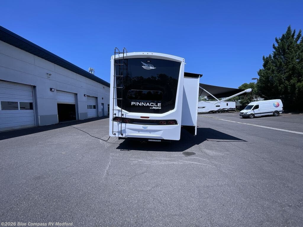 New 2026 Jayco Pinnacle 38FBRK available in Medford, Oregon