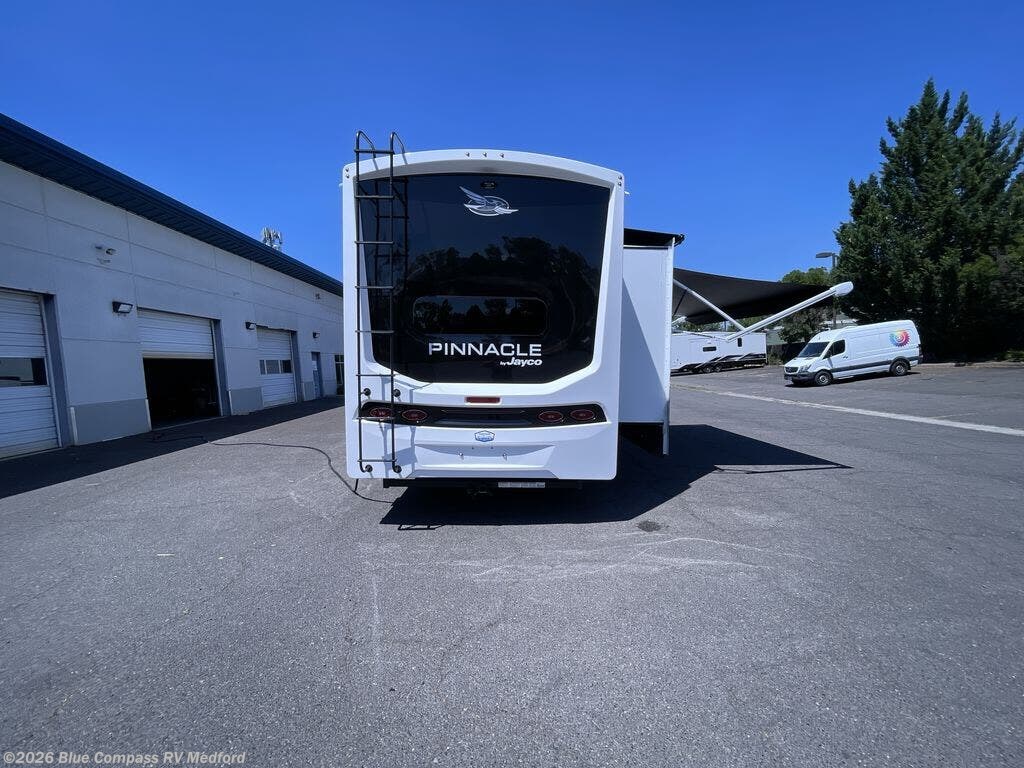 New 2026 Jayco Pinnacle 38FBRK available in Medford, Oregon