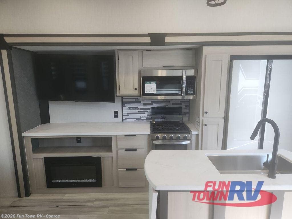 2026 Cardinal 32LIVE by Forest River from Fun Town RV - Conroe in Conroe, Texas